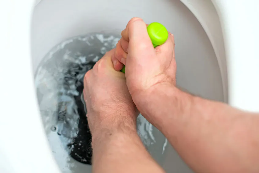 how-toilets-get-clogged