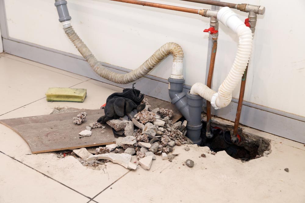 Leaking sewer pipe Leaking sewer pipe