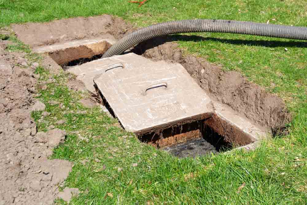 Pumping a backyard home septic tank Pumping a backyard home septic tank