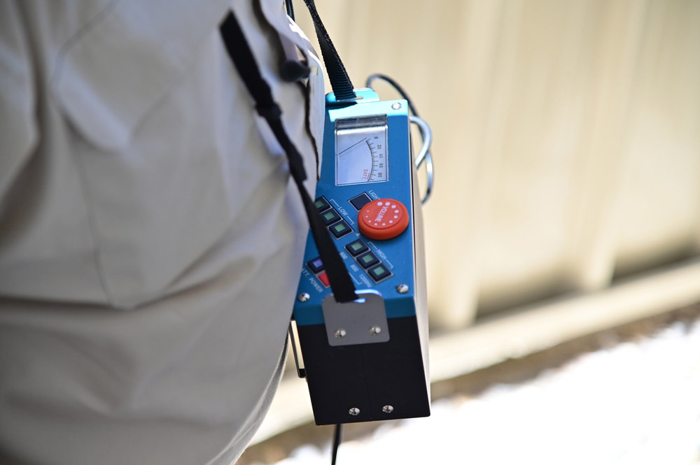 Professional,Water,Leak,Detector,Using,Subsurface,Electro-acoustic,Instruments,To,Find Speedy Rooter technician using acoustic leak detection equipment