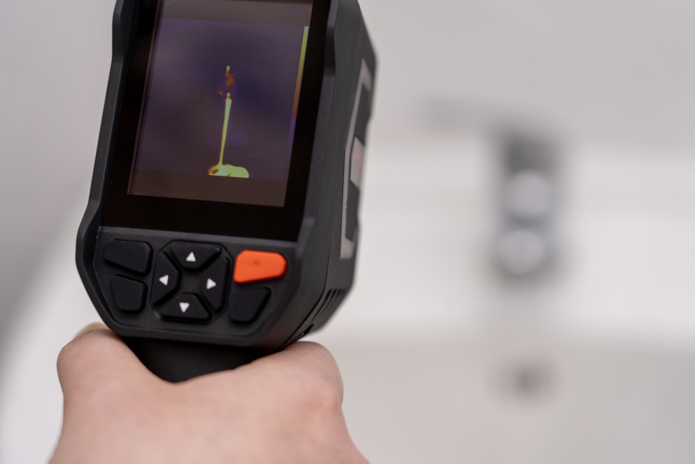 Hand holds a thermal imaging camera